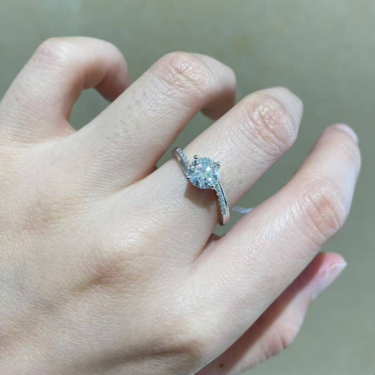Twisted Arm Four Claw Women's Ring S925 Silver Plated Platinum Customized Selection Main Stone Moissanite 1.0ct/Side Stone Cubic Zirconia